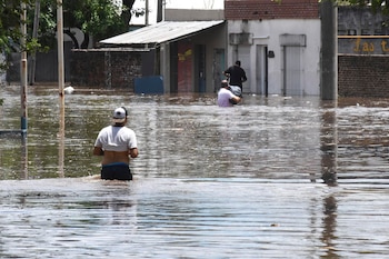 Las intensas precipitaciones que caen desde el sábado afectan a los vecinos de esa localidad bonaerense. Algo similar ocurre en Arrecifes. Rige una alerta meteorológica