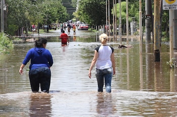 Con canoas y botes de goma, las personas fueron rescatadas por los bomberos, que luego las trasladaron hasta centros de evacuación dispuestos por la Municipalidad local