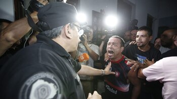 Los vecinos increparon al comisario Manuel Antonio Monzón en la puerta de la Comisaría (Agustín Marcarian)