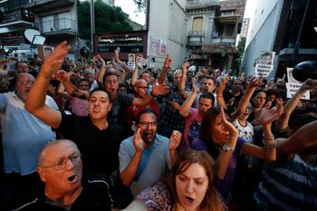 Los vecinos reclamaron justicia en la puerta de la Comisaría (Agustín Marcarian)