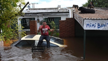 Las inundación se dio raíz de las intensas lluvias que ocasionaron el desborde del arroyo que da nombre al distrito
