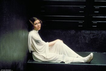 Carrie Fisher vestida con el