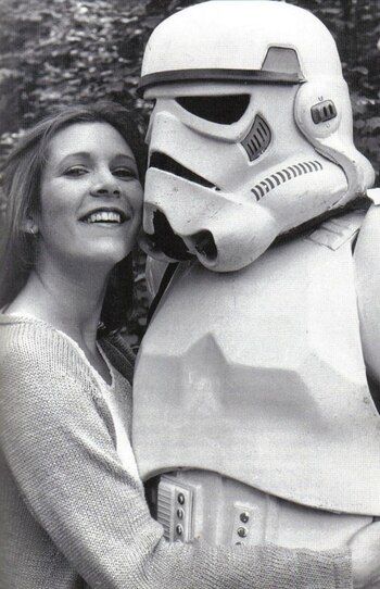 Carrie Fisher abraza a un