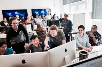 El año que pronto concluirá ha estado plagado de escándalos para la red social, desde cálculos mal hechos en lo que hace al tiempo que sus usuarios pasan en la plataforma usados para cotizar espacios publicitarios, hasta casos de censura que levantaron alertas de grupos de defensa de minorías