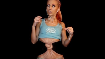 Mirjana Kika Milosevic, una artista serbia que se volvió famosa en las redes sociales por sus videos e imágenes que muestran cómo transforma su cuerpo en personajes de fantasía