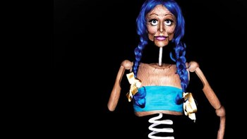 Otro de sus grandes proyectos la muestra totalmente transformada en una muñeca escalofriante