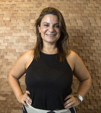 María Gracia, con un gran diseño en una de las paredes de su restaurante (Agustín Marcarian)