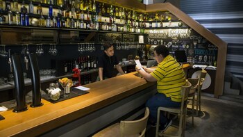 Una barra íntima permite tomar un trago o “picar algo” a media tarde (Agustín Marcarian)