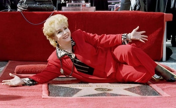 Debbie Reynolds recibiendo su estrella en el Paseo de la Fama de Hollywood (REUTERS/foto de archivo)