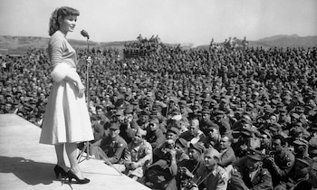 Debbie Reynolds cantando para las