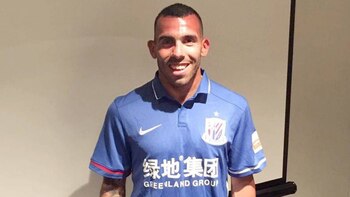 Carlos Tevez luce la camiseta