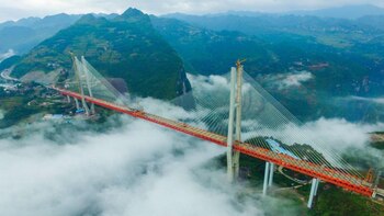 El puente Beipanjiang tiene 565