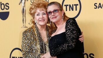 Debbie Reynolds junto a su