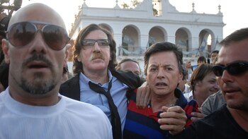 Charly García y Palito Ortega, frente a la plaza Belgrano en Luján (NA)