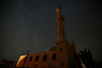 Una mezquita se levanta en la ciudad de Idlib, Siria. El 30 de octubre de 2016