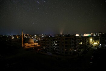 La ciudad de Idlib vista en la noche, Siria. El 30 de octubre 2016
