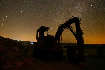 Una excavadora se encuentra en medio de los escombros en la zona controlada por los rebeldes de Maaret al-Numan en la provincia de Idlib, Siria. El 6 de septiembre de 2016