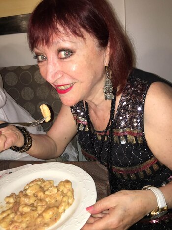 Liliana Pécora, probando los ñoquis de Alfano
