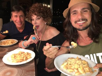 Fabián Gianola, Silvia Montanari y Christian Sancho son parte de Los Corruptelli, la obra que se presenta en Teatro Bar