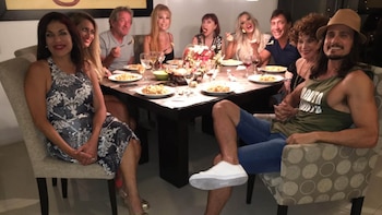 El elenco de Los Corruptelli, la obra que se presenta en Teatro Bar en Carlos Paz, disfrutró de unos ñoquis en lo de Graciela Alfano