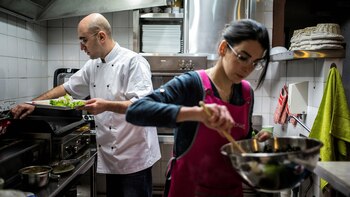 Cesar y Rima cocinando en
