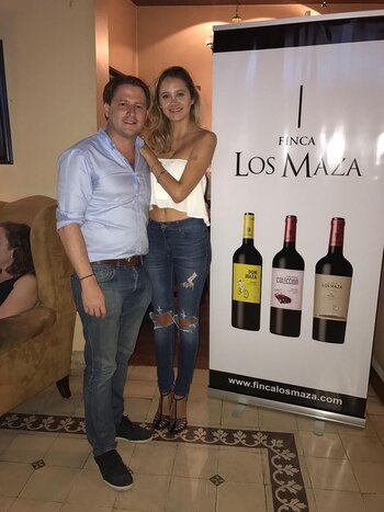 Alex Campbell y Melina Gadano