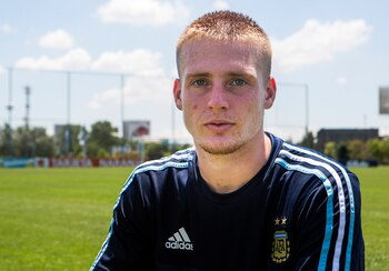 El rostro de un joven,