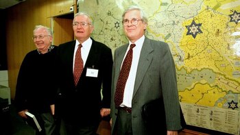 Robert Potash (centro)