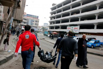 El personal medico cargando el