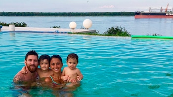 Lionel Messi, junto a su familia en la pileta