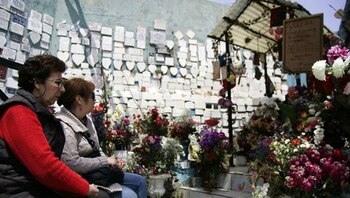 En el cementerio de Talca se lleva a cabo uno de los festejos más extraños de Año Nuevo