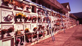 El cementerio de la ciudad chilena de Talca es un extraño lugar para celebrar la llegada de un año nuevo