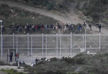 Decenas de migrantes africanos tratan