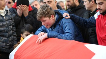 Un adolescente se quiebra sobre