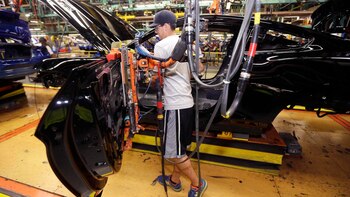 Un trabajador de la planta