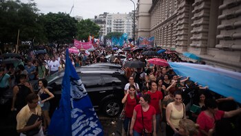 El abrazo simbólico al Ministerio (Adrián Escandar)