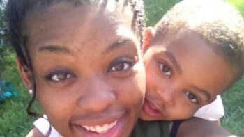 La joven madre junto a