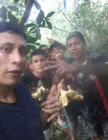 Bremer junto a un grupo