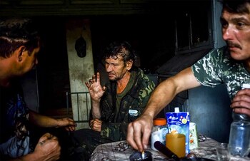 Lecha, con dos amigos