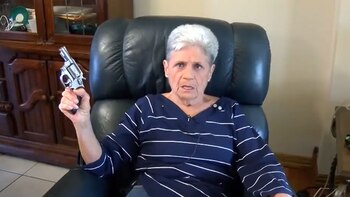 Rebbie Roberson tiene un arma