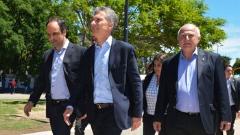 Mauricio Macri, acompañado por Miguel