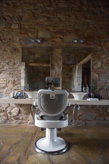 El baño tiene detalles de