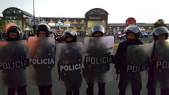 Policía anti disturbios protege un