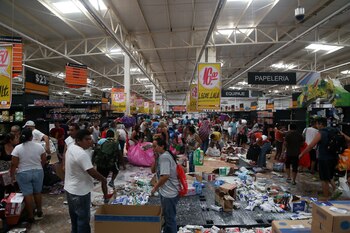 Vándalos invaden tienda en la