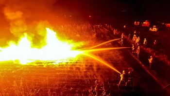 Bomberos intentan apagar un incendio