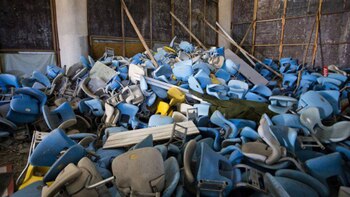 Asientos de las tribunas amontonados