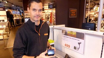 Un vendedor en Oslo muestra