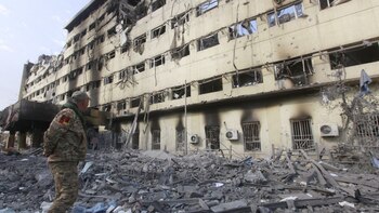 Un militar iraquí inspecciona un