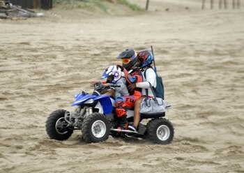 Por los medanos circulan cuatris,