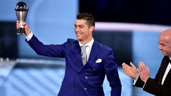 Cristiano Ronaldo ganó el premio ‘The Best’ al mejor futbolista, su traje también acaparó las miradas (AFP)